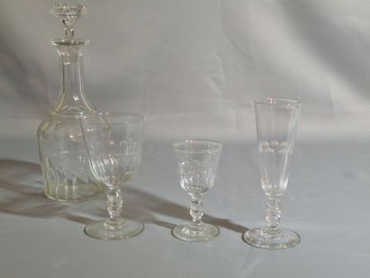 Ensemble de verres et une carafes à eau,...