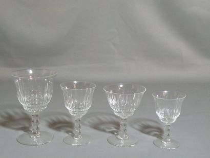 Service de trente-six verres en cristal,...