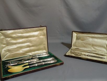 Couverts à poisson, modèle feuillagé et couverts...