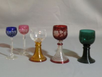 Treize verres à vin du Rhin, quatre à fond...
