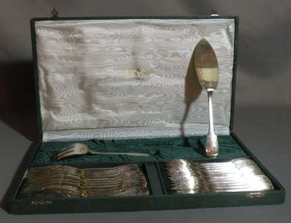 Douze couverts à poisson en métal argenté...
