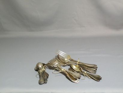 Quatre cuillères, quatre fourchettes et six...
