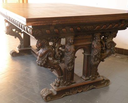 Table à l'italienne en bois sculpté à décor...