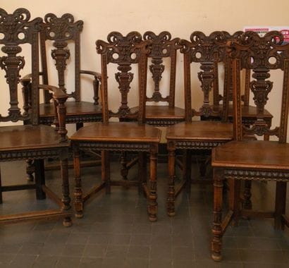Cinq chaises et deux fauteuils de style Henri...
