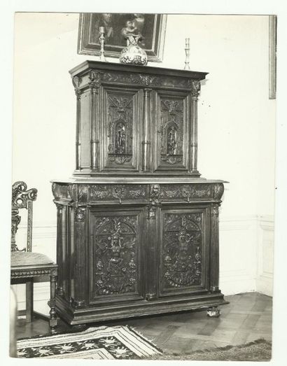 Buffet deux corps en bois richement sculpté...