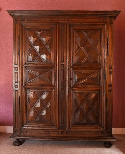 Armoire à décor pointes de diamant du XVIIIe...