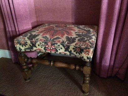 Tabouret de style Louis XIV. Pieds tournés...