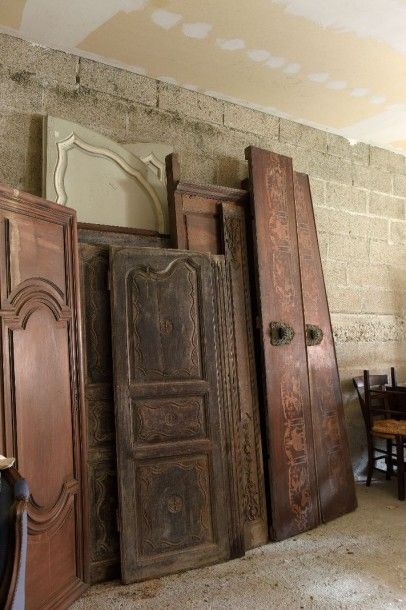 Lot de portes anciennes en bois mouluré des...