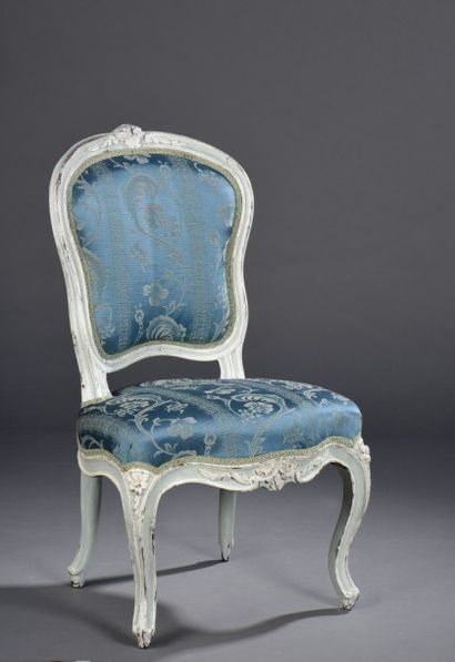 Chaise en noyer laqué et mouluré, estampillée...