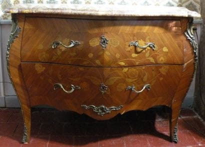 Commode en marqueterie de style Louis XV....