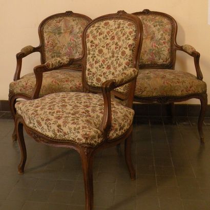 Trois fauteuils cabriolet de style Louis...