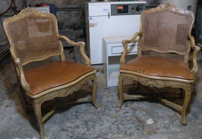 Paire de fauteuils cannés. Style Louis XV....