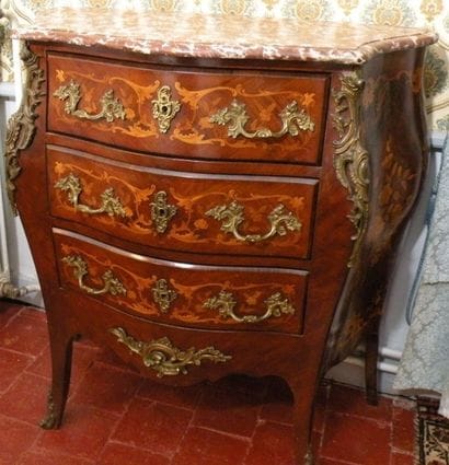 Commode galbée ouvrant à trois tiroirs. Style...