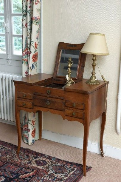 Coiffeuse d'époque Louis XV. En noyer elle...