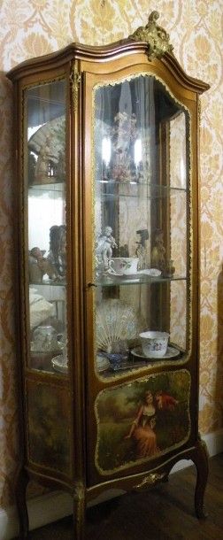 Vitrine en vernis Martin, style Louis XV....