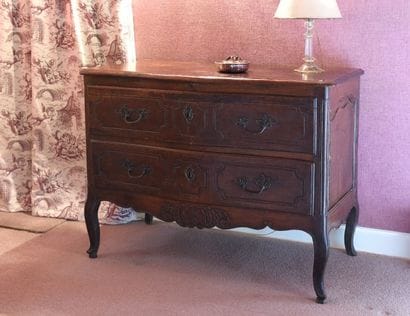 Commode d'époque Louis XV . En bois naturel,...