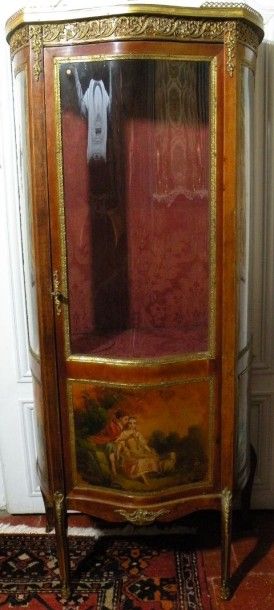 Vitrine en vernis Martin. Décor de scènes...