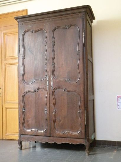 Armoire en chêne mouluré, les panneaux à...
