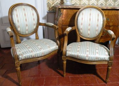 Paire de fauteuils cabriolets à médaillon...