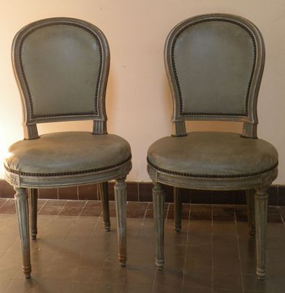 Paire de chaises de style Louis XVI. H.90...