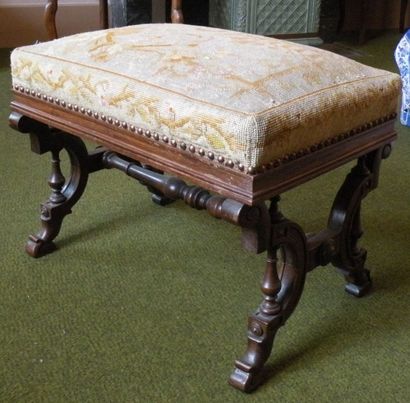 Tabouret en bois sculpté, dessus brodé au...