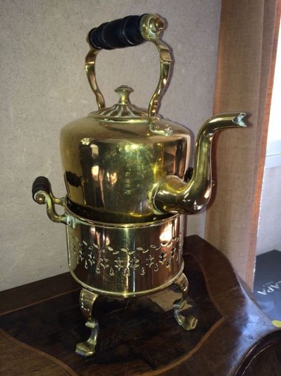 Samovar en cuivre du XIXème siècle. On y...