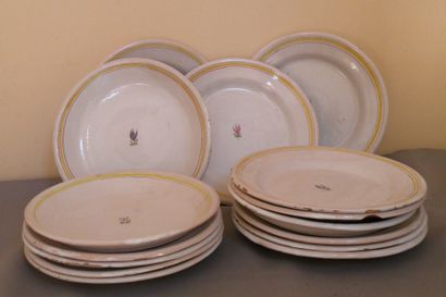 Suite de quatorze assiettes en faïence à...
