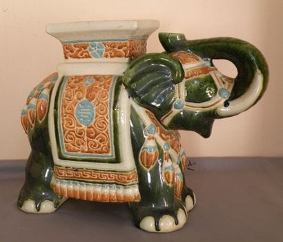 Eléphant en faïence polychrome. (accidents)...