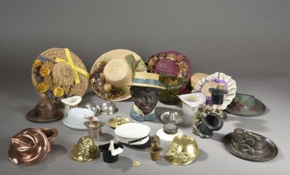 Collection de petits chapeaux en verre, cuivre,...
