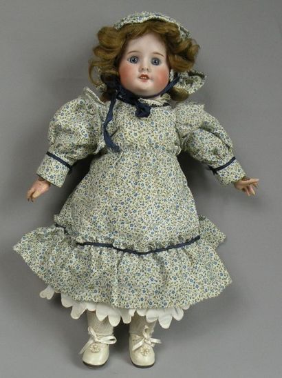 Poupée SFBJ tête en porcelaine. H. 39 cm