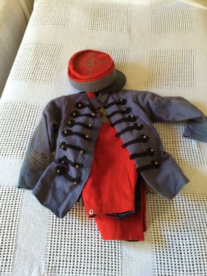 Uniforme d'enfant en laine, la veste à brandebourg...