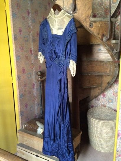 Robe bleue vers 1910 . (accidents et man...