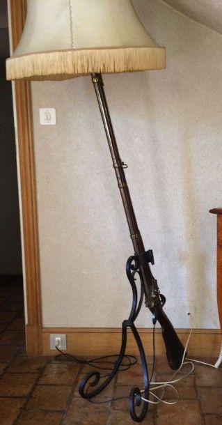 Lampadaire monté avec un fusil à silex du...