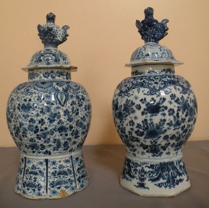 DELFT
Deux potiches couvertes en faïence,...