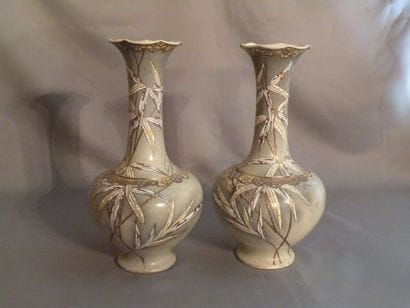 Paire de vases en faïence fine à décor japonisant...
