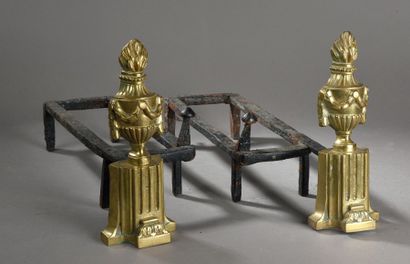 Paire de chenets d'époque Louis XVI. En bronze...
