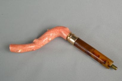 Manche d'ombrelle en corail, bague en métal...