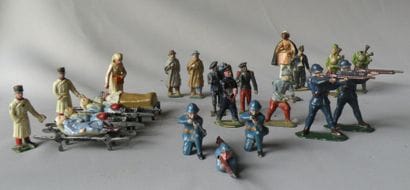 Plomb creux. Lot de 24 Piétons: Poilus au...