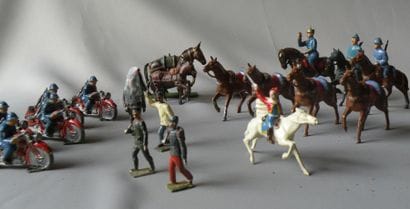 Plomb creux. Lot de 8 Cavaliers, 7 Chevaux,...
