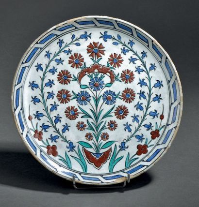 Dans le goût d'Iznik, vers 1880

Plat en...