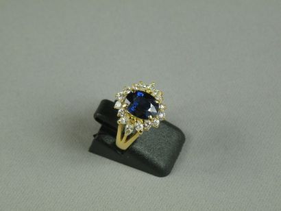 Bague en or jaune ornée d'un saphir ovale...