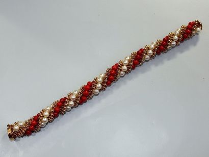 Bracelet composé d'une torsade de perles...