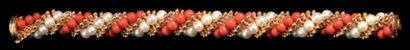 Bracelet composé d'une torsade de perles...