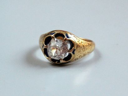 Bague solitaire en or jaune gravé et émaillé...
