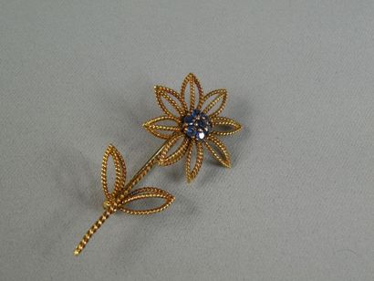 Broche en or jaune (750) stylisée d'une fleur,...