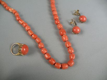 Ensemble composé d'un long collier, d'une...