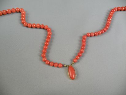 Collier deux rangs de perles de corail en...
