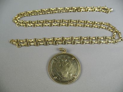 Pendentif en métal doré orné d'une médaille...