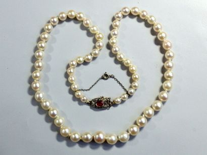 Collier de 63 perles de culture en chute,...