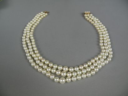 Collier de trois rangs de perles de culture...